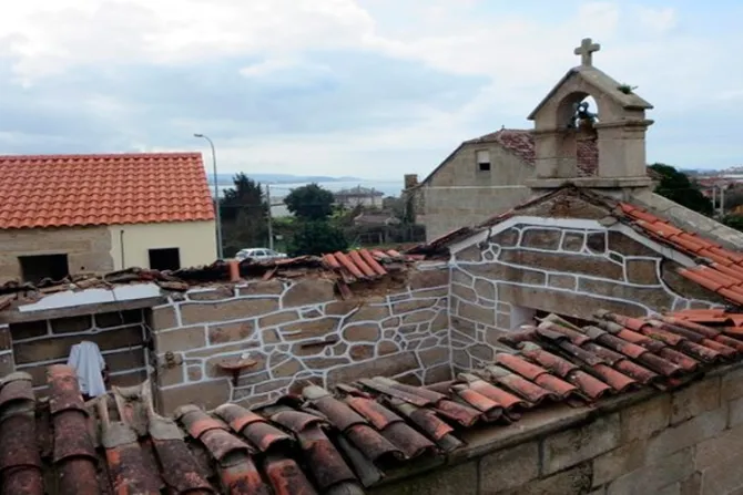Se desploma techo de una iglesia católica en España
