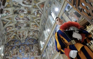 La Capilla Sixtina con guardia suizo en 2016. Foto: Sophia Institute Press 