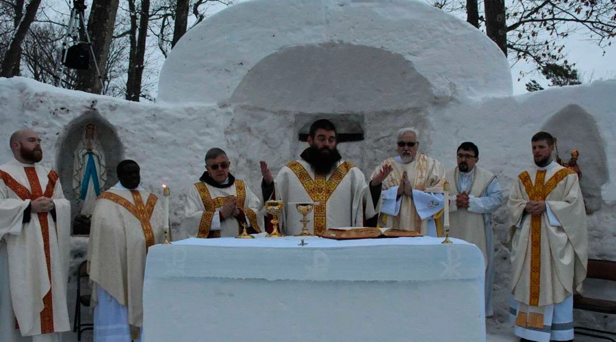 Una imagen de la Misa celebrada en la capilla de hielo. Foto cortesía St. Albert the Great University Parish?w=200&h=150