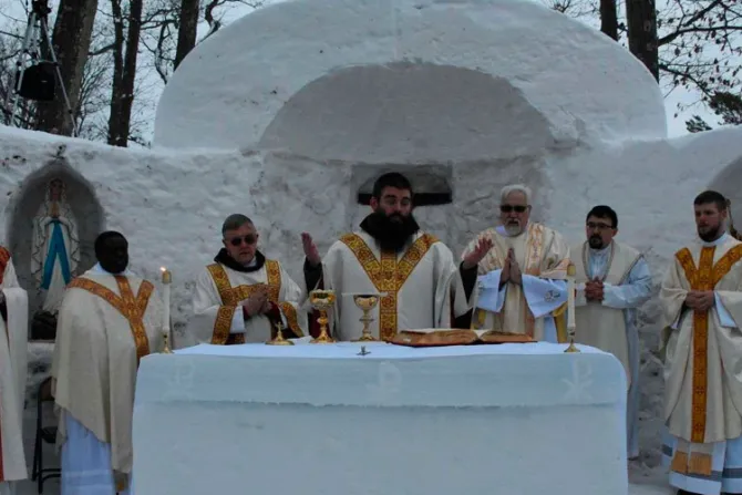 Una épica Misa en una capilla hecha con nieve y hielo