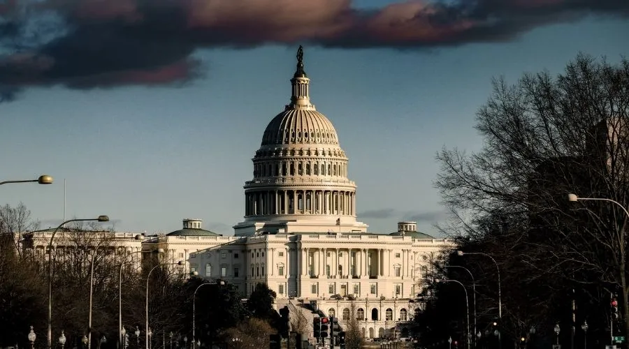 Capitólio de Washington DC, sede das duas casas do Congresso dos Estados Unidos.  Crédito: ElevenPhotographs / Unsplash.