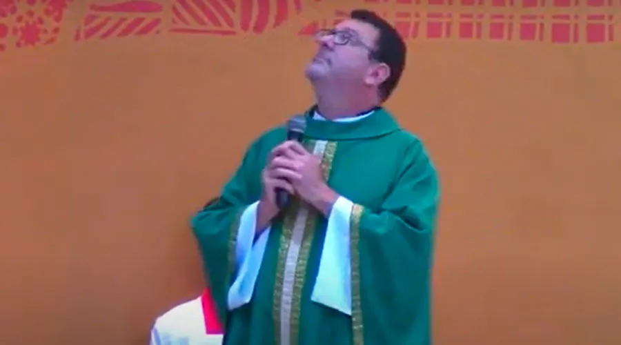 VIDEO VIRAL: Bala perdida atraviesa techo de iglesia en plena Misa