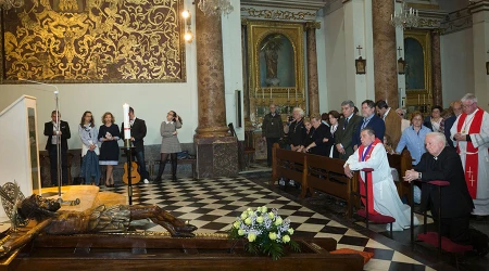 Imu00e1genes escondidas durante la Guerra Civil espau00f1ola, juntas en oraciu00f3n por la paz