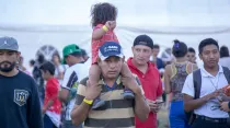 Miembros de la llamada caravana migrante en su paso por Ciudad de México. Foto: David Ramos / ACI Prensa