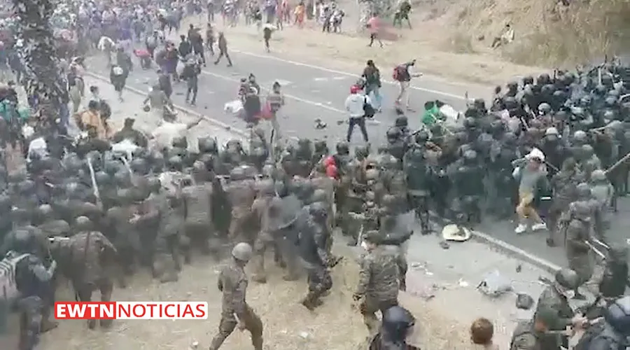 Soldados y policías guatemaltecos dispersando la caravana de migrantes. Créditos: EWTN Noticias?w=200&h=150