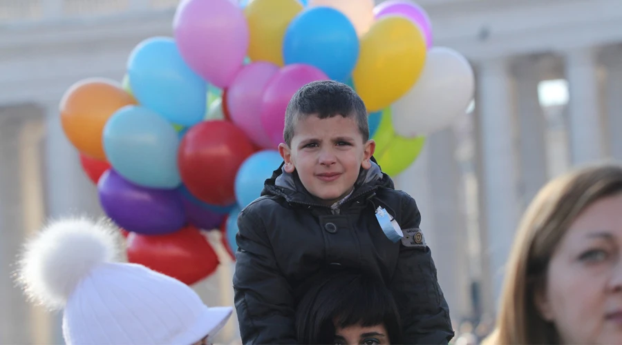 Un niño y su madre participantes de la Caravana de la Paz. Foto: Lucía Ballester / ACI Prensa?w=200&h=150