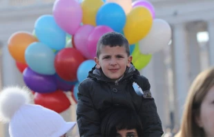 Un niu00f1o y su madre participantes de la Caravana de la Paz. Foto: Lucu00eda Ballester / ACI Prensa 