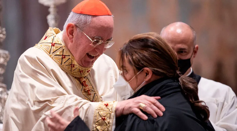 El Cardenal Vallini saluda a la madre de Carlo Acutis, Antonia Salzano. Foto: Daniel Ibáñez / ACI Prensa?w=200&h=150