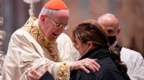 El Cardenal Vallini saluda a la madre de Carlo Acutis, Antonia Salzano. Foto: Daniel Ibáñez / ACI Prensa