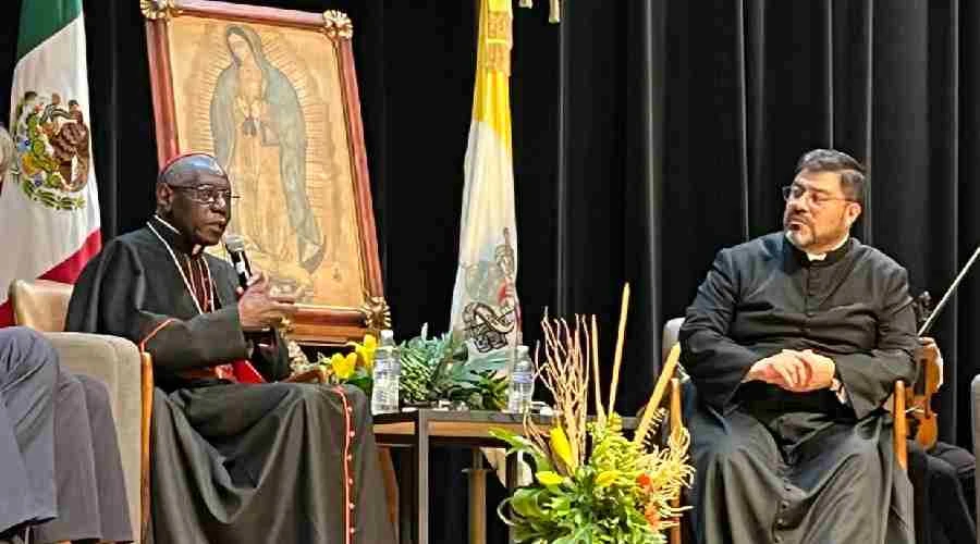 Cardenal Sarah junto con el P. Guillermo Gutiérrez en la conferencia magistral en la Universidad la Salle?w=200&h=150