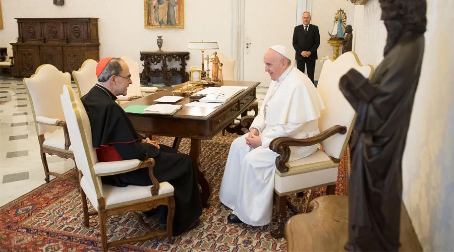 El Cardenal Barbarin conversa con el Papa Francisco. Foto: Vatican Media