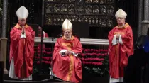 Card. Antonio Cañizares (izq), Card. Angelo Amato (centro) y Mons. Francesc Pardo, Obispo de Gerona (dcha) durante la beatificación. Foto: Blanca Ruiz