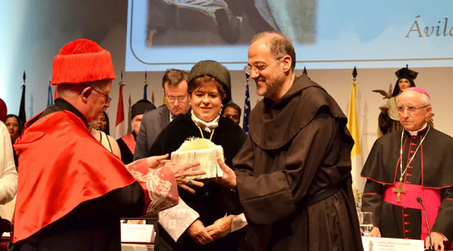Cardenal Antonio Cañizares entrega birrete del doctorado al P. Saverio Cannistrà. Foto: Congreso Interuniversitario. ?w=200&h=150