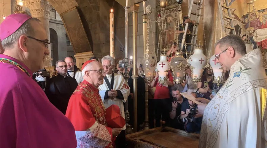 Cardenal Fernando Filoni en el Santo Sepulcro. Foto: Orden del Santo Sepulcro de Jerusalén