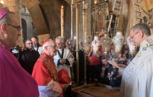 Cardenal Fernando Filoni en el Santo Sepulcro. Foto: Orden del Santo Sepulcro de Jerusalu00e9n 