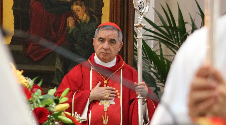Cardenal Angelo Becciu, durante la celebración de la beatificación de las 14 mártires concepcionistas en la Catedral de la Almudena en Madrid. Crédito: ArchiMadrid.