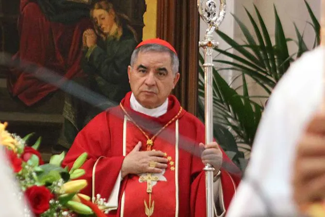 El Papa acepta renuncia del Cardenal Becciu a su cargo y a los “derechos del cardenalato”