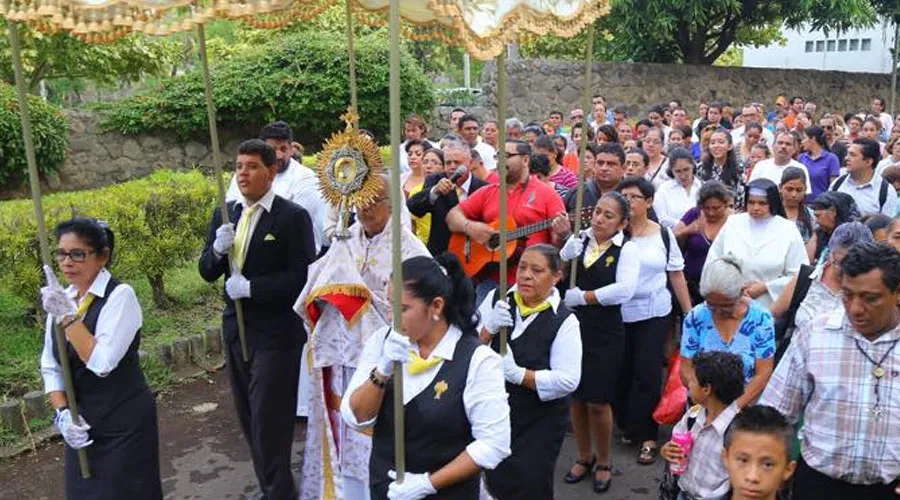 El Cardenal Brenes preside una procesión de Corpus Christi en Nicaragua. Crédito. Arquidiócesis de Managua