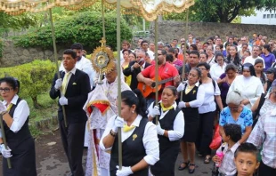 El Cardenal Brenes preside una procesiu00f3n de Corpus Christi en Nicaragua. Cru00e9dito. Arquidiu00f3cesis de Managua 