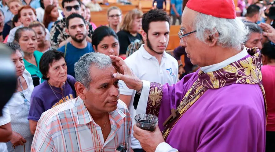 Cardenal Brenes durante la Misa de Miércoles de Ceniza. Crédito: Lázaro Gutiérrez (Facebook Arquidiócesis de Managua)?w=200&h=150
