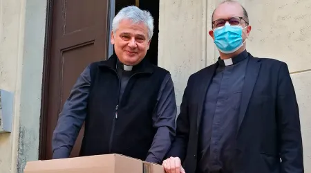 Iglesia de los españoles en Roma dona sábanas, mantas y mascarillas para los pobres