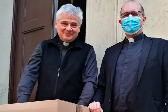 Iglesia de los españoles en Roma dona sábanas, mantas y mascarillas para los pobres