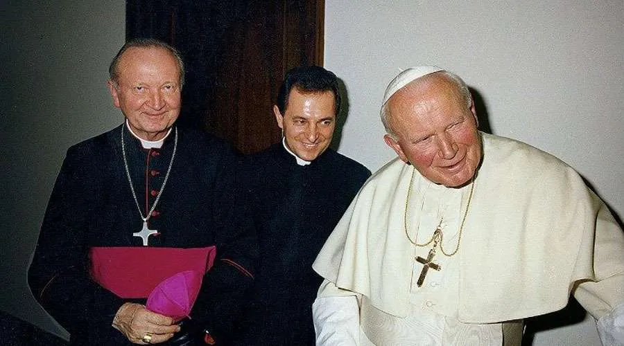 El Cardenal Marian Jaworski junto con Juan Pablo II. Foto: Vatican Media