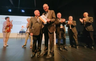 Cardenal Juan Josu00e9 Omella y otros obispos espau00f1oles en presentaciu00f3n de la su00edntesis diocesana del Su00ednodo de la Sinodalidad. Cru00e9dito: Conferencia Episcopal Espau00f1ola (CC BY-SA 2.0). 