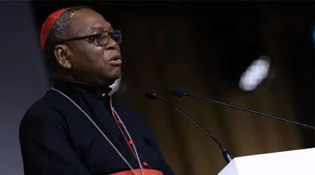Cardenal advierte contra sacerdotes que afirman que sus Misas son más poderosas que otras