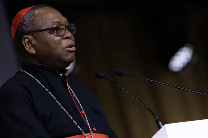 Cardenal advierte contra sacerdotes que afirman que sus Misas son más poderosas que otras