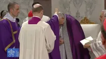 El Cardenal Piacenza impone las cenizas al Papa Francisco. Crédito: Captura Youtube Vatican Media