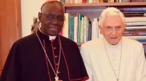 El Cardenal Robert Sarah y Benedicto XVI. Crédito: pd