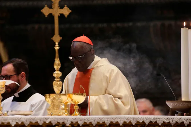 En el altar, el sacerdote es verdaderamente Cristo, afirma el Cardenal Sarah