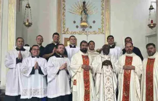 Cardenal Robert Sarah en su primera Misa en México en la parroquia la Fama, acompañado de seminaristas. Crédito: Ana Paula Morales/ACI Prensa    