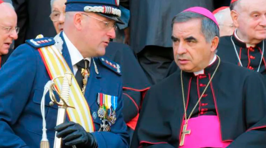 El Cardenal Angelo Becciu y el Excomandante de la Gendarmeria Vaticana en 2012, Domenico Gianni. Crédito: Alan Holdren / ACI Prensa
