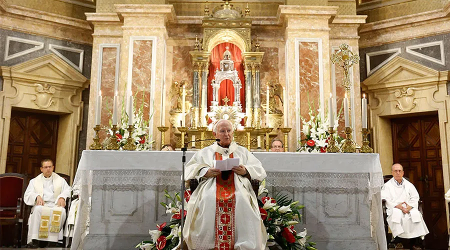 Cardenal Antonio Cañizares, Arzobispo de Valencia (España), durante la renovación de la consagración. Foto: ArchiValencia.