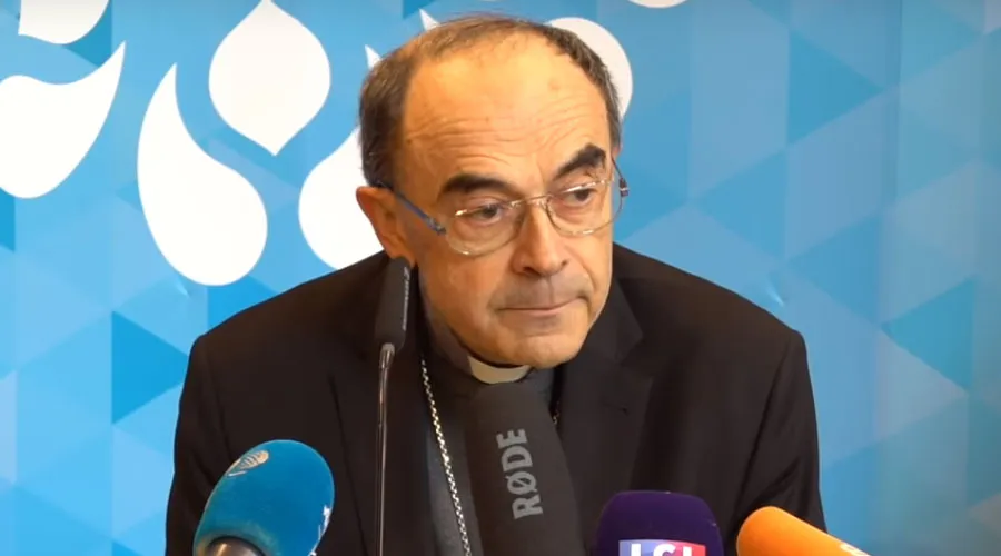 Cardenal condenado por encubrir abusos anuncia su dimisión
