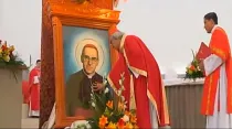 El Cardenal Leopoldo Brenes reza ante una imagen de San Óscar Romero en la Catedral de Managua. Foto: Facebook Arquidiócesis de Managua
