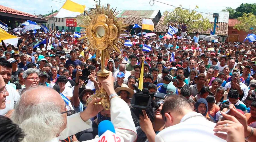 El Cardenal Brenes con el Santísimo Sacramento en Masaya / Foto: Arquidiócesis Managua?w=200&h=150