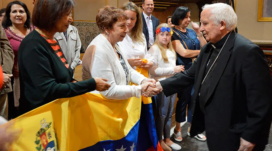 El Cardenal Antonio Cañizares saluda a un grupo de fieles venezolanos. Foto: AVAN?w=200&h=150