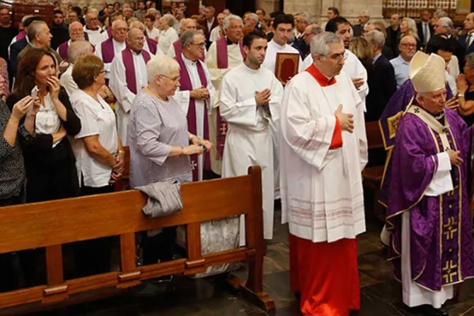 Cardenal Cañizares preside funeral de celador del Santo Cáliz de Valencia
