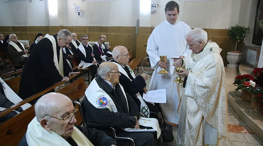 Cardenal Antonio Cañizares durante la celebración de la Misa en la residencia de sacerdotes ancianos y jubilados en Valencia (España). Foto: Agencia Avan. ?w=200&h=150