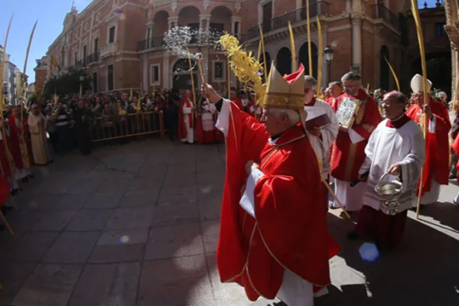 Cardenal Cañizares invita a rezar por “los crucificados de nuestra época”