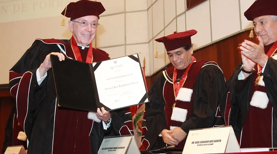 El Cardenal Cipriani recibe el doctorado honoris causa en la Universidad San Martín de Porres. Foto: Arzobispado de Lima