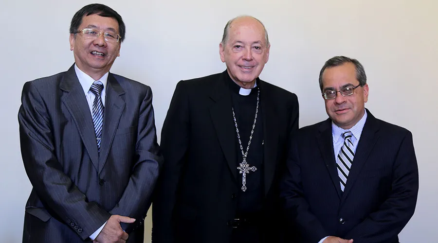Cardenal Cipriani con el Ministro Saavedra a su izquierda / Imagen de la Oficina de Comunicaciones y Prensa del Arzobispado de Lima?w=200&h=150