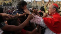 El Cardenal Cipriani saluda a los fieles en la Plaza Mayor de Lima. Foto: Arzobispado de Lima