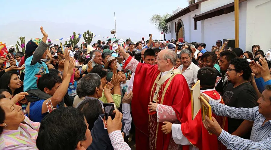 Cardenal Juan Luis Cipriani rocía agua bendita sobre los fieles. Foto: Arzobispado de Lima?w=200&h=150