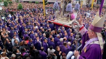El Cardenal Cipriani preside la Misa en la procesiu00f3n del Seu00f1or de los Milagros en Peru00fa. Foto: Arzobispado de Lima