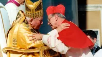 San Juan Pablo II saluda al Cardenal Juan Luis Cipriani el 21 de febrero de 2001. Foto Arzobispado de Lima