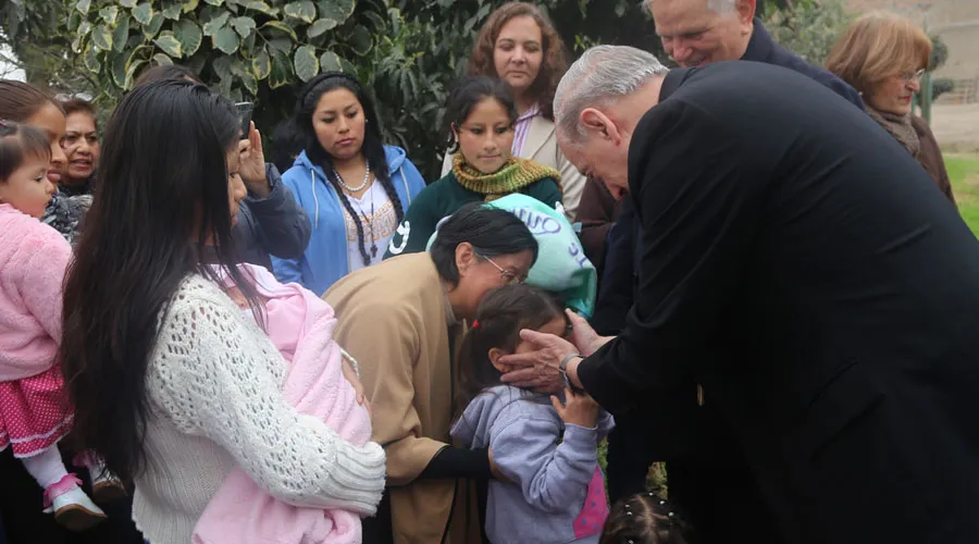 El Cardenal Cipriani bendice a algunas niñas en el Hogar Gladys. Foto: Arzobispado de Lima?w=200&h=150